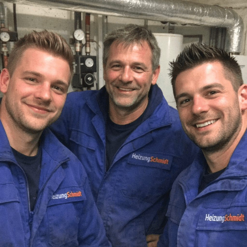 Offener Werkzeugkoffer neben Heizungsanlage auf dem Pumpenkeller